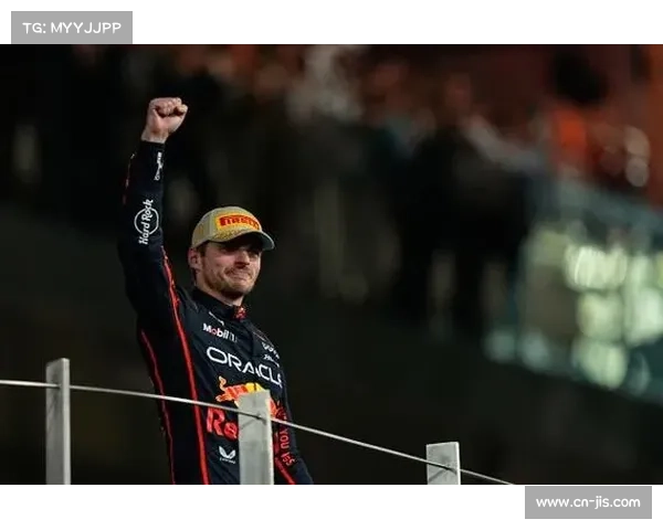 维斯塔潘赛后与工程师交谈,遗憾错失总冠军 维斯塔潘赛后与工程师交谈,遗憾错失总冠军